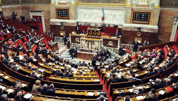 البرلمان الفرنسي يقر تمديد حالة الطوارئ في البلاد حتى نهاية مايو