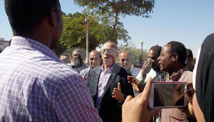 بالصور.. المؤقتون بالمجالس المحلية في أسوان يعتصمون أمام مبنى المحافظة