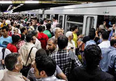 فشل محاولة المتظاهرون لوقف مترو السادات بعد تصدى الركاب لهم