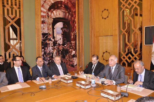 وزير الخارجية يجتمع بالقطاع القنصلي لبحث احتياجات المصرين بالخارج