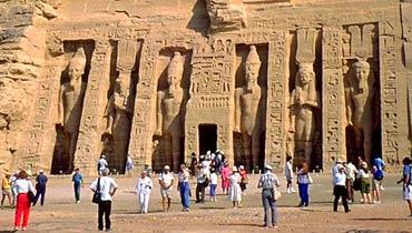 صانداي تايمز: شبح الإفلاس يلاحق السياحة المصرية