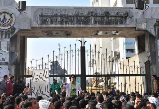 اشتباكات بهيئة الاستثمار وتظاهرة لديوان المحافظة تدعو للعصيان ببورسعيد