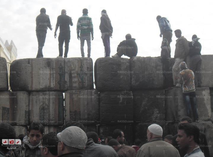 تلاميذ المدارس يرشقون قوات الأمن بالحجارة في “الشيخ ريحان”