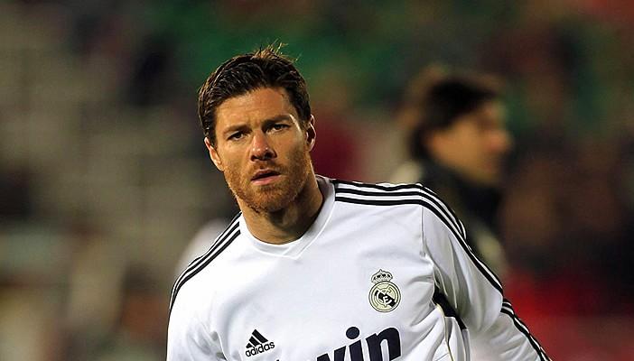 ألونسو يحتفل بمباراته الـ100 في الدوري الأوروبي بالطرد