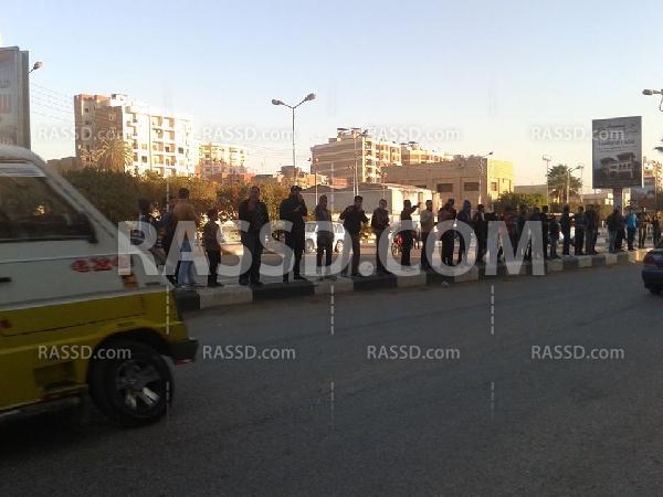 وقفة احتجاجية وسلاسل بشرية امام منزل محافظ الفيوم