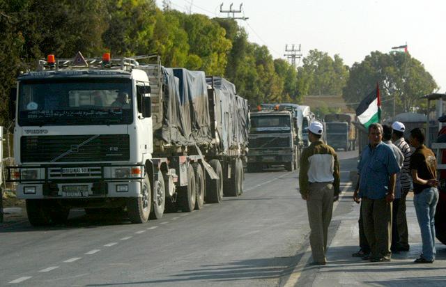 إدخال 220 شاحنة بضائع لغزة عبر “كرم أبو سالم”