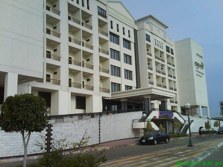 العاملون بمستشفى الأحرار في الزقازيق يغلقون الأبواب بالجنازير