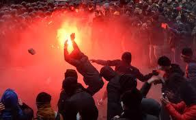 الحرائق تشتعل فى “كييف” بعد اقتحام الشرطة لميدان الاستقلال