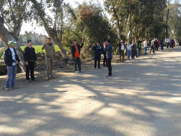 سلسلة بشرية في منية النصر بالدقهلية رفضا للانقلاب العسكري