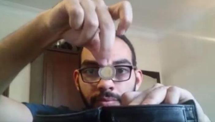 بالفيديو.. طالب منوفي يحل أزمة الدولار بـ”تسلم الأيادي”