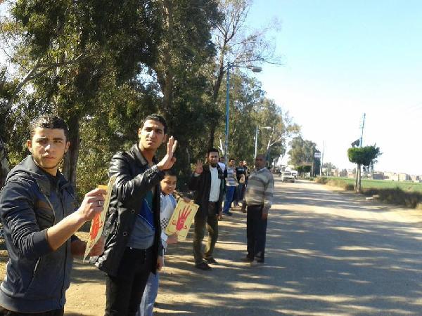 سلسلة بشرية لشباب ضد الانقلاب بمنية النصر محافظة الدقهلية