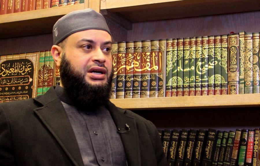 حاتم الواعر: الأهالي كادوا يعتدون على وكيل الأوقاف لكنه احتمى بالصلاة