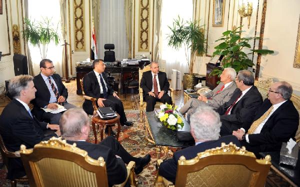 قنديل يبحث مع شركة أباتشي زيادة استثماراتها في مصر