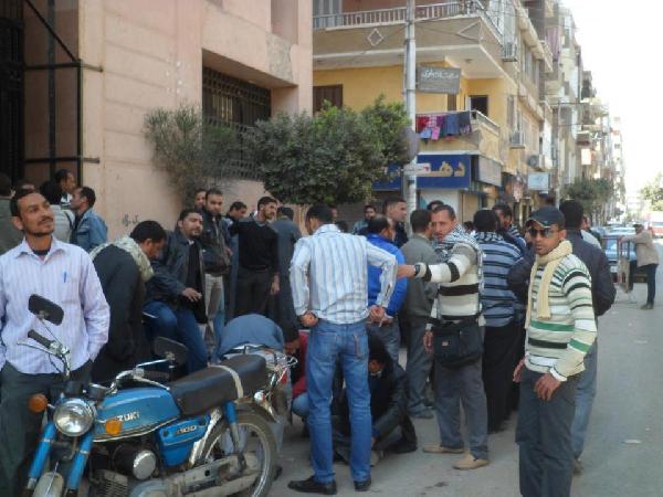 وقفه إحتجاجية للعاملين بشركة المياة والصرف الصحى بالمنيا