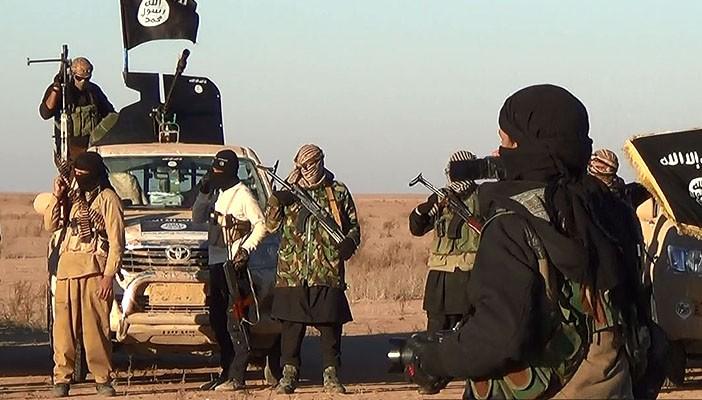 بالصور.. الشرطة الإسلامية توزع بيانا بقوانينها في رفح وتحذر من مخالفته