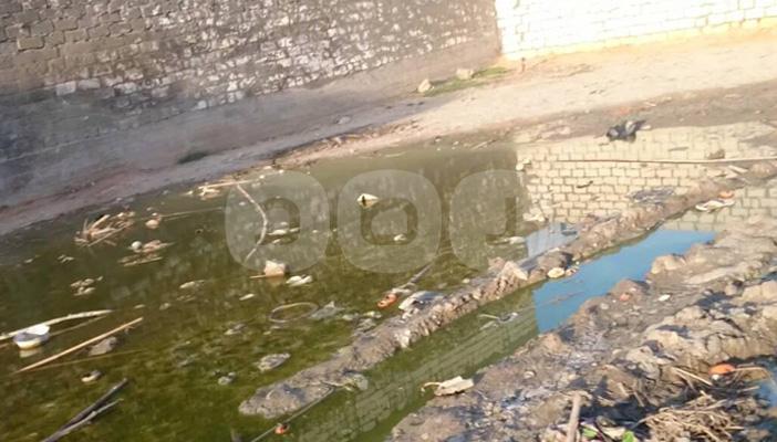 بالصور.. غرق شوارع أبوالمطامير بالمياه المتراكمة وتجاهل المسؤولين