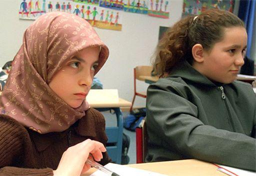 استطلاع رأي يكشف أن نصف الروس مع إلغاء “حظر الحجاب” في المدارس