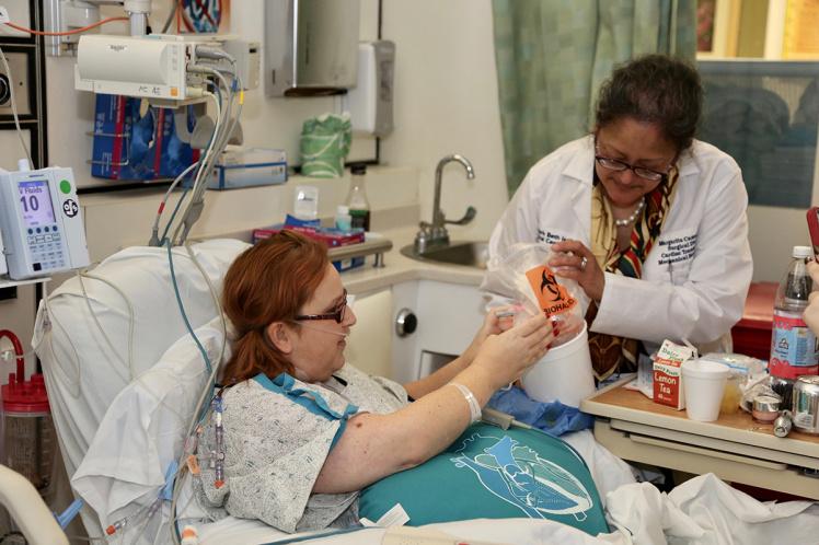 بالصور.. سيدة تُمسك قلبها بيديها لأول مرة في التاريخ