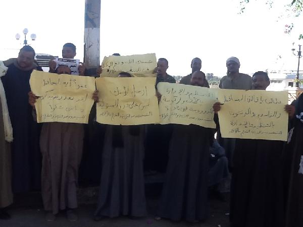 وقفة للمدرسين المستبعدين بالأقصر اعتراضًا على التحقيق مع زملائهم