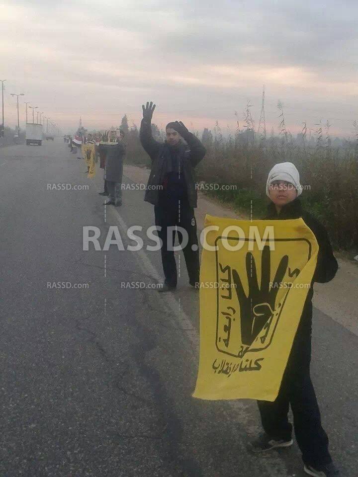 سلسة بشرية بإتياي البارود تنديدًا بجرائم العسكر