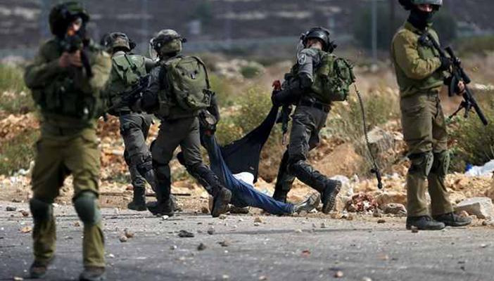 إصابة فلسطيني برصاص الاحتلال بزعم طعنه جنديًا بالضفة الغربية