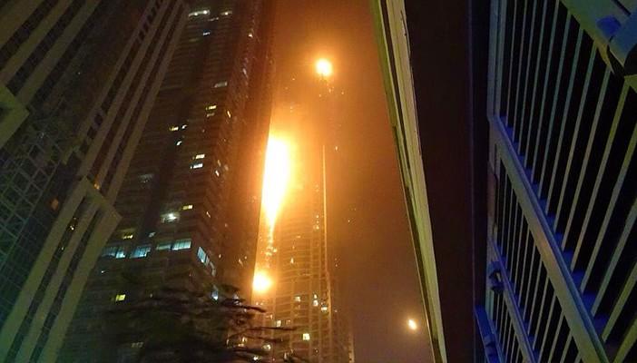 الإمارات: إخماد الحريق المشتعل باحد أبراج دبي دون ضحايا