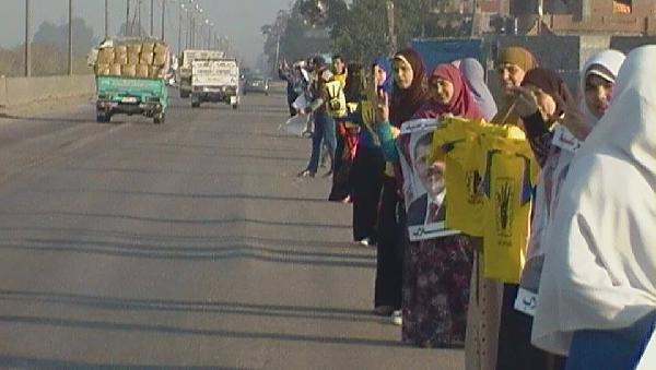 سلسلة بشرية لمؤيدي الشرعية بمركز دمنهور