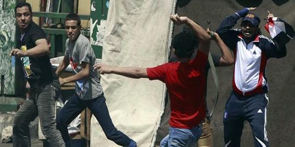 6 ابريل والدستور ينهون أنشطة اتحاد طلاب جامعة الزقازيق بالشوم ويعتدون علي الأمن