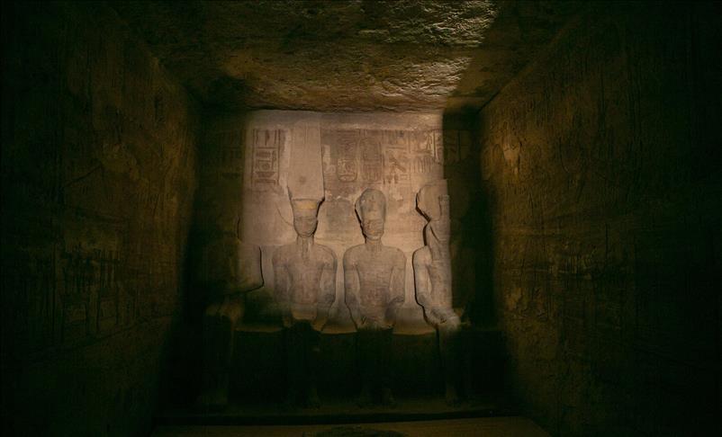 بحضور السياح وشخصيات رسمية.. الشمس تتعامد على وجه “رمسيس الثاني” بمصر