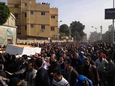 أهالى ضحايا بورسعيد يؤدون صلاة الجمعه بميدان الشهداء