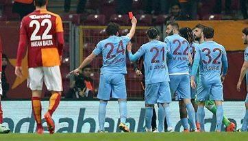 بالفيديو.. شاهد لاعب تركي يشهر الكارت الأحمر في وجه الحكم