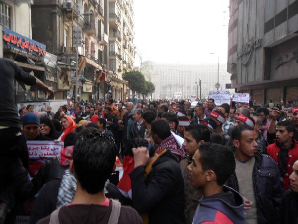 مسيرة للعشرات من التحرير إلى القضاء العالي تطالب بالقصاص للجندي