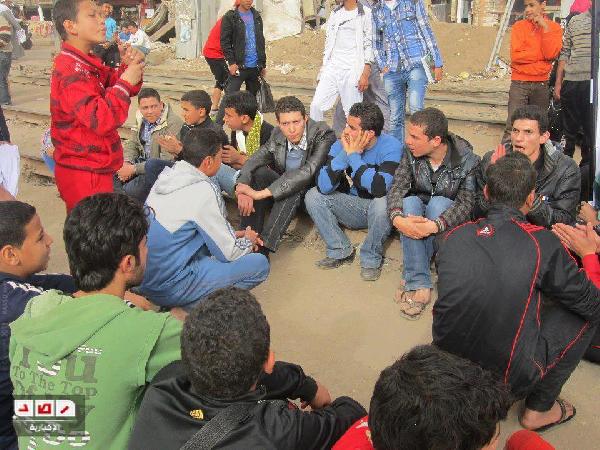 البحيرة :   متظاهرون  يقطعون مزلقان كوم حمادة للمطالبة برحيل النظام