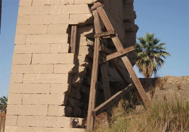 بالصور.. “الآثار” تُدعِّم بوابة الكرنك الآيلة للسقوط بألواح خشبية