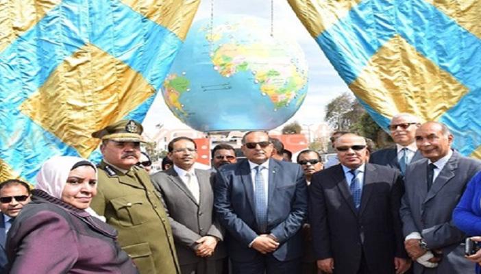 بالصور.. أهالي سوهاج عن مجسّم الكرة الأرضية: يعكس جهل وفساد المسؤولين