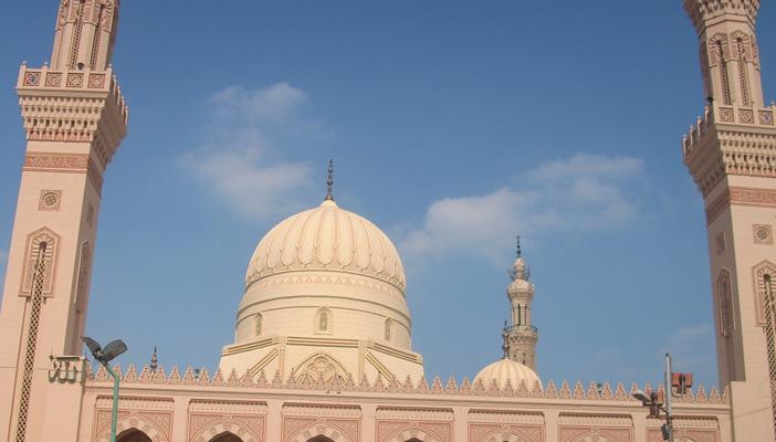 مواطن سوهاجي يرفع دعوى لوقف إذاعة قرآن الفجر.. واستياء بين الأهالي