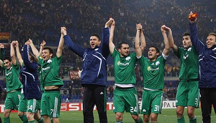 الجماهير تلقي ألعابًا نارية في مباراة بالدوري اليوناني