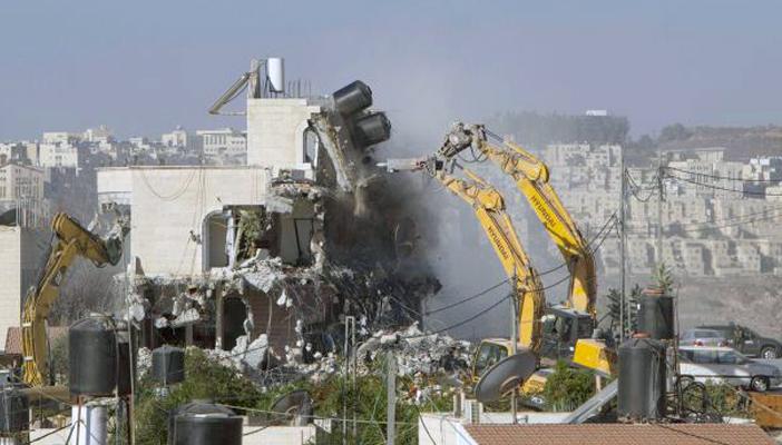 الاحتلال “الإسرائيلي” يهدم منزلين لأسيرين فلسطينيين بالضفة