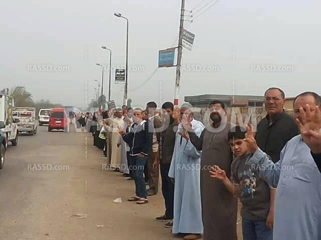 سلسلة بشرية رفضا لمحاكمة الرئيس مرسي بالعدوة