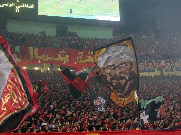 أولتراس أهلاوي يوضح سبب رفعه لراية “صلاح الدين الايوبي”