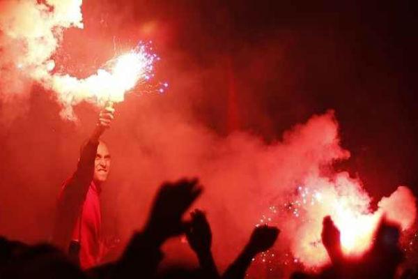 التراس أهلاوي يشعل الشماريخ بمحمد محمود احتفالا بفوز”الأهلي”بالسوبر الإفريقي