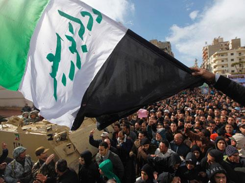 بالفيديو.ضابط جيش لمتظاهري بورسعيد: أحنا معاكوا