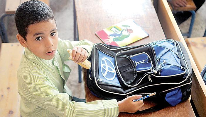 بالصور.. توزيع أغذية مدرسية فاسدة بمدارس بني سويف