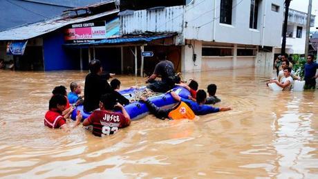 مقتل 11 شخصاً جراء انهيارات في التربة بأندونيسيا