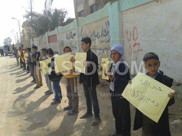 سلسلة بشرية لـ”طلاب ضد الانقلاب” بالفيوم تنديدا بتأجيل الدراسة