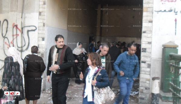 معتصمو “التحرير”  يجبرون موظفو” المجمع ” على الخروج من الباب الخلفي