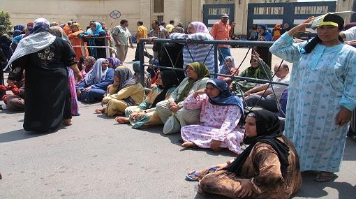 عمال “سجاد المحلة” يقطعون الطريق للمطالبة بمستحقاتهم المالية