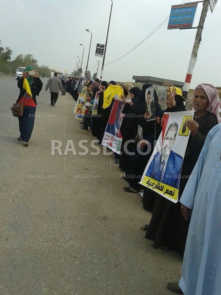 سلسلة بشرية في “العدوة” مسقط رأس الرئيس مرسي تنديدا بمحاكمته