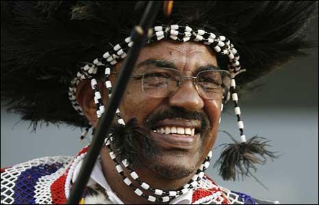 “البشير” يمنح “نوط الجدارة” لراعي غنم سوداني تقديرا لأمانته