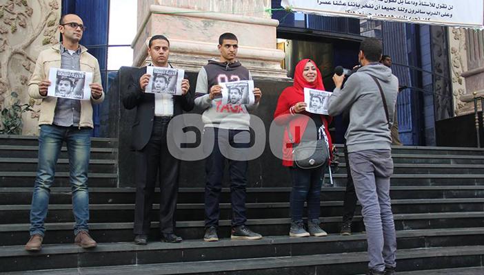 بالصور.. وقفة احتجاجية لصحفيي “بوابة 25 يناير” للإفراج عن زميلهم السقا